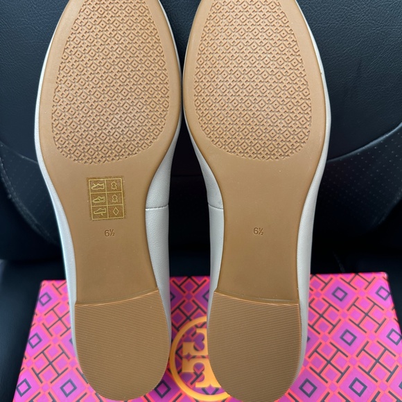 NIB! Tory Burch 64090 Benton 2 Ballet Flat Metal Logo French Grey Size 6.5 Women - Picture 6 of 8